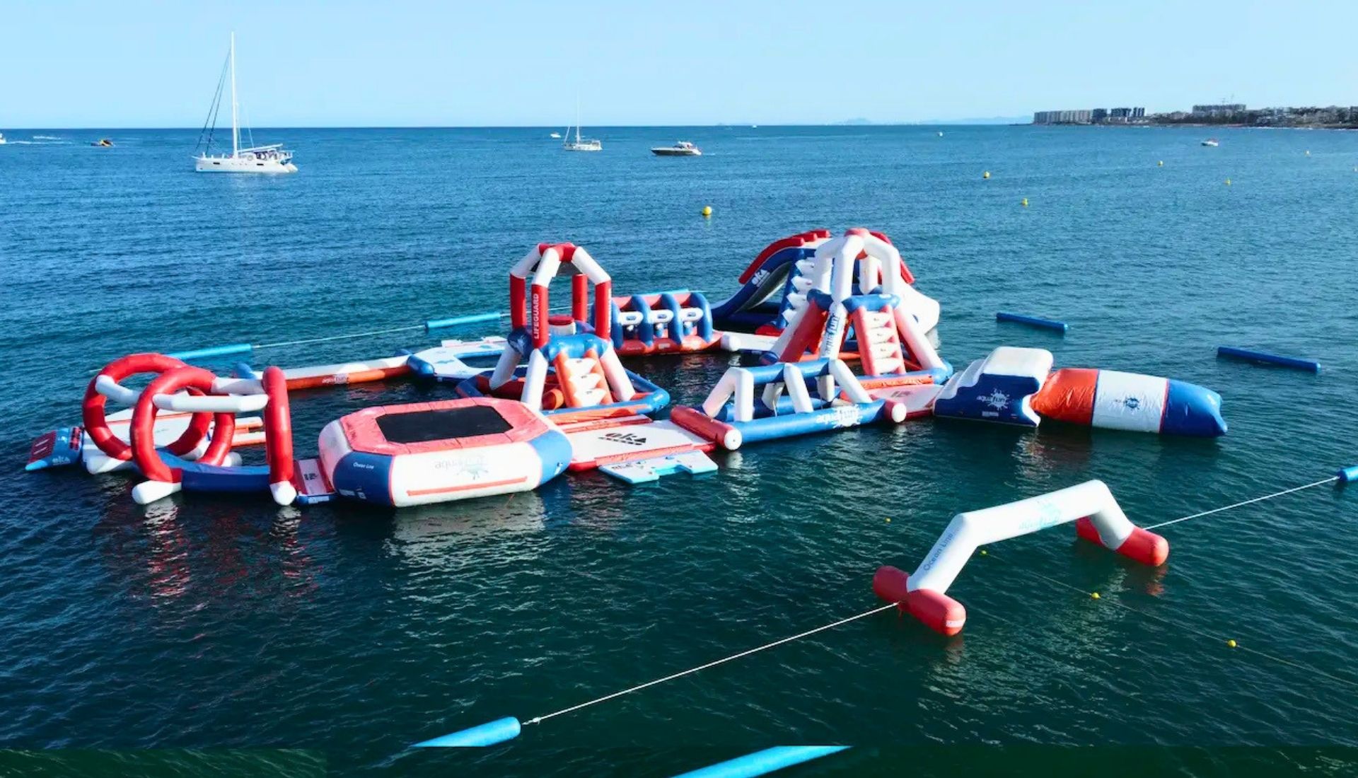Parque acuático hinchable en la playa de Los Náufragos