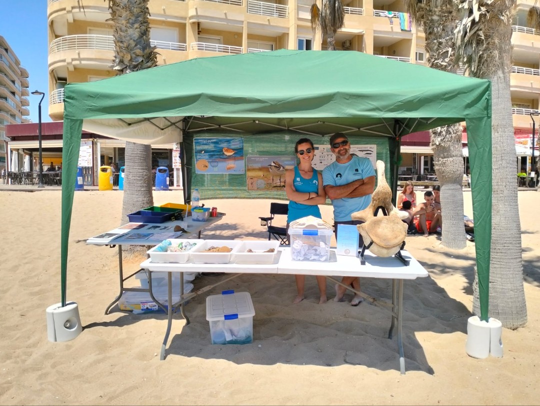 Carpa del taller ambiental con los monitores