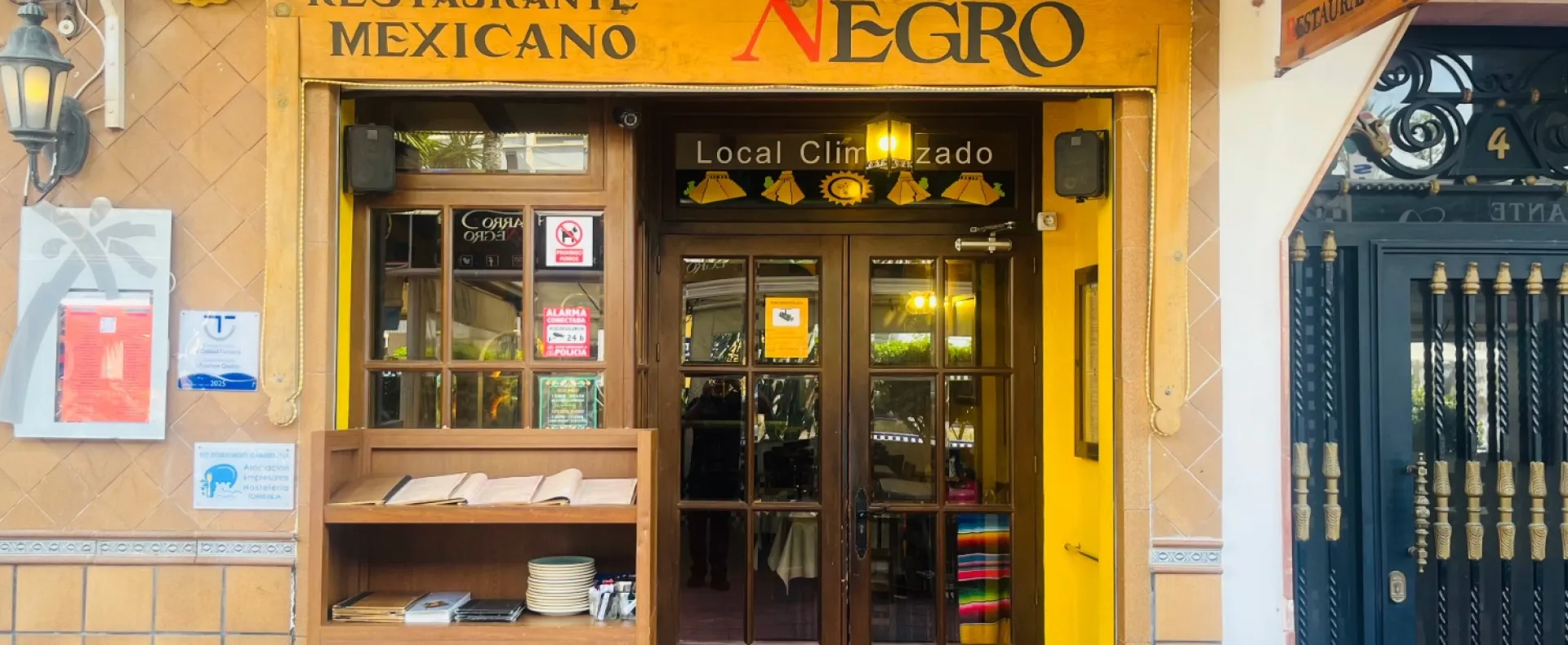 Fachada El Charro Negro