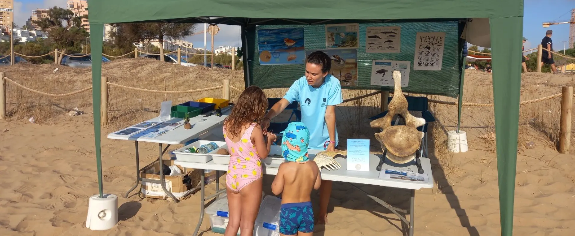 Monitora mostrando ejemplos a niños